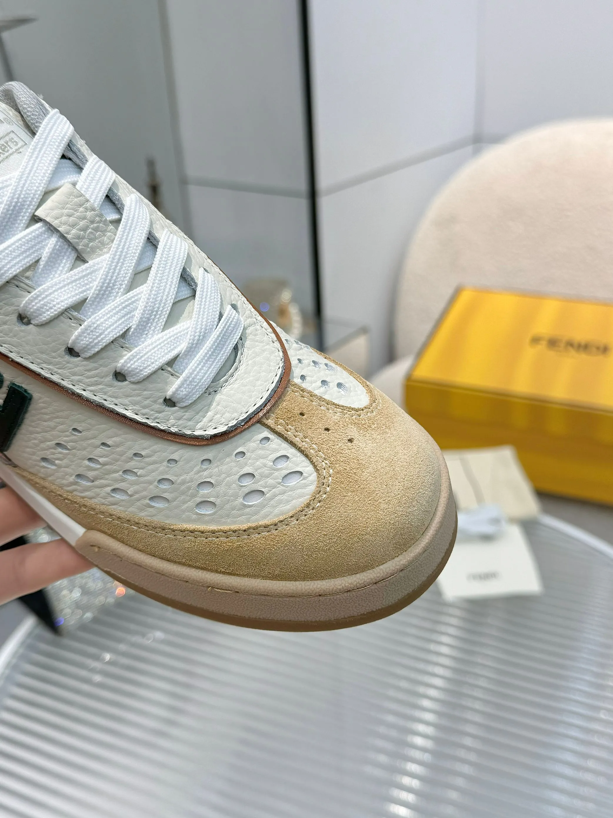 p620🐮🐮New❤Top super A version💯 Fendi Fendi 2025 New Year's King Explosive Style🔥 Many💑stars have the same style FD match. Original purchase for RMB14440. One to one replica. Designer Kim Jones's first sneaker fendi match and Donkey brand Trainer basketball sneakers, fresh blood injection and FF retro design It combines fashion and super comfort. [Wise] Whoever doesn’t grab it will regret it [There are many shoe uppers on the market with different color matching and cut corners in workmanship. The color matching and craftsmanship of my shoe upper are absolutely the same as the genuine products at the counter. Welcome to compare. Feet: Mesh injection molding pads 🎯 Soles: Please look for the original molded multi-color TPU outsole (❌ non-rubber sole) 🎯 Size: Female 35-41 Male 38-45 🎯 Packaging: Original 1:1 matching high-end packaging 🎁
